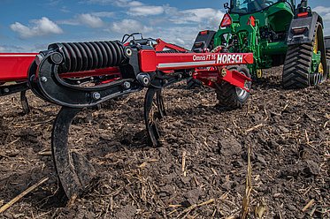 The cultivator Omnis FT represents the launch of a new primary tillage concept focusing on thorough profile tillage.