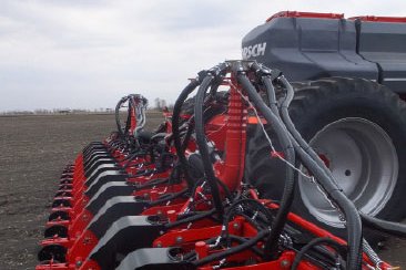 Single disk openers are placed in a 2 x 2 configuration offering a fantastic option for placing granular starter fertilizer alongside the furrow while planting. 