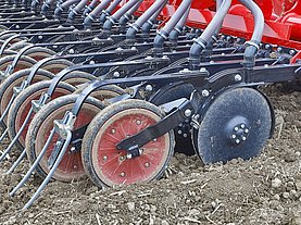 If the TurboDisc coulter attachment is used for row seeding, high operational speeds up to 20 km/h and thus high hectare outputs are possible. 