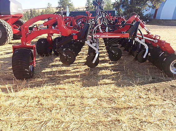 15 inch shank spacing allows flexibility in seeding/planting small grains, oilseeds, row crops, and fertilizer banding application. 
