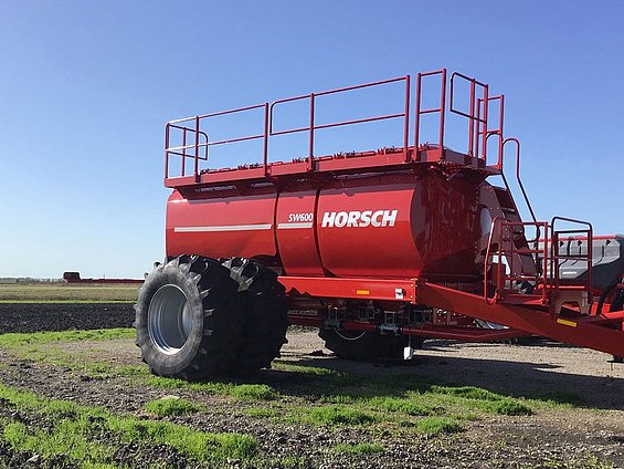 The SW600 cart features 3 independent tanks for different product with capacities of 300, 210 and 90 bushel.